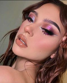 Maquillaje Douyin, Euphoria Vibes, Ideas Maquillaje, Makeup Ojos, Graphic Makeup, Makeup Glam, Glitter Eye Makeup, Swag Makeup, Colorful Eye Makeup