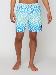 Poolshorts aus 100 % Mikrofaser-Polyester, 43,2 cm Außennaht
Pool-Shorts mit elastischem Bund und Nu-Wave-Aufdruck
Mit Nahttaschen vorne und aufgesetzter Gesäßtasche
Mit Logo verzierte Ösen, Kordelzug und Beinaufnäher
Vollständiges Mesh-Beinfutter
Das Model ist 6 Fuß groß, hat eine Taillenweite von 32 Zoll und trägt Größe M Blue Short-length Swimwear For Poolside, Multicolor Swim Trunks For Poolside, Moisture-wicking Beachwear Bottoms For Water Polo, Nylon Swimwear For Water Sports Beach Season, Fitted Sporty Swim Trunks For Water Polo, Nylon Swimwear For Water Sports During Beach Season, Fitted Multicolor Swim Trunks For Swimming, Multicolor Fitted Swim Trunks For Pool, Fitted Summer Swim Trunks For Pool