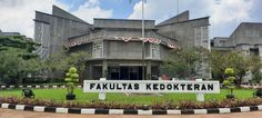 the fakulias kerokternan building in front of it's flagpole