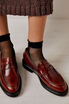 Dress With Loafers, Socks And Loafers, Loafers With Socks, Shoes Boots Heels, Loafers Outfit, Heels Sneakers, Chique Outfits, Shoes World, Brown Leather Loafers