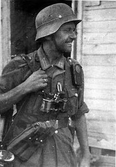 American Soldiers Ww2, Us Army Soldier, Military Photography, Wwii Photos, German Uniforms, Us Marine Corps