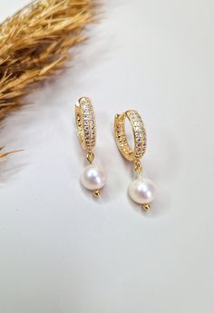 Hoop zirconia pearl earrings gold perfect for brides and bridesmaids alike, a beautiful accessory that enhances your natural beauty on your special day. DETAILS: Metal Material: Stainless Steel Length: 2.8 cm SHIPPING: We strive to dispatch your order promptly, ensuring timely delivery. Estimated delivery times after dispatch: - Netherlands: 1-3 days - Europe: 1-2 weeks - UK: 1-2 weeks - USA: Approximately 3 weeks Gift Wrapping Option: When placing your order, you can choose to have your earring Bridal Earrings Gold, Earrings Zirconia, Bridal Pearl Earrings, Pearl Bridal Earrings, Earring Pearl, Pearl Earrings Gold, Black Pearl Earrings, Bridal Earring, Pearl Bridal Jewelry