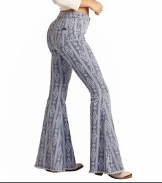 These aztec print light wash jeans with big old bells are a must have for every closet! So extremely comfortable and the baby blue design and fringe will add the perfect amount of fun to any outfit. 92.5% Cotton, 6% Polyester, 1.5% Spandex Extra stretch Bell Bottom High rise 32" leg opening Machine wash cold Front Button and Zipper Fly Rock And Roll Jeans, Western Wear Outfits, Cute Country Outfits, Western Style Outfits, Cold Front, Hot Jeans, Cute Jeans, Arte Popular, Rock Roll