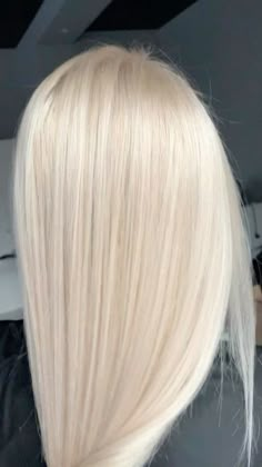 Platinum Blonde Hair With Green Eyes, Cream Platinum Blonde Hair, Low Light Blonde, Pale Skin Blonde Hair, Bleach Hair Ideas, Cool Toned Blonde Hair, Diy Bleach, Bleach Hair