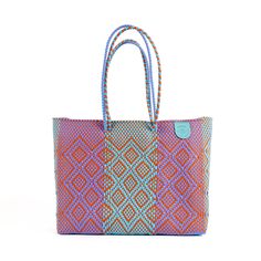 Una favorita de siempre; la Super Tote Sunset
¡Presentamos nuestra Super Tote, la bolsa de playa perfecta para tus días soleados junto al mar! Hecha a mano por artesanos en Oaxaca, MX con plástico 100% reciclado, esta tote tejida es la compañera ideal para guardar todos tus imprescindibles playeros en un diseño flexible y a prueba de agua.
Su interior espacioso y sus asas de hombro te permiten llevar todo lo que necesitas, desde toallas y libros hasta snacks y bloqueadores solares. Esta Super To Cheap Multicolor Woven Beach Bag, Cheap Multicolor Bucket Beach Bag, Cheap Multicolor Beach Bag For Spring, Cheap Multicolor Beach Bag, Affordable Playful Summer Beach Bag, Affordable Fun Summer Bags, Cheap Multicolor Beach Bag With Braided Handles, Cheap Retro Tote Beach Bag, Affordable Multicolor Beach Bag For Spring