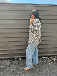 Checkered Button Up Shirt Outfit, Size 12 Street Style, Striped Boyfriend Shirt Outfit, Oversized Striped Button Up Shirt Outfit, Late Lunch Outfit, Picture Day Teacher Outfit, Striped Button Up, Minimalistic Outfit Women, Loose Blouse Outfit