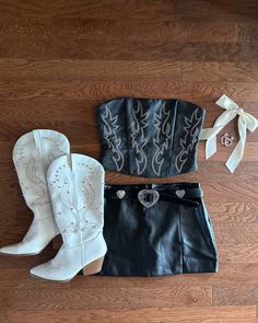 Bachelorette Party Outfit Western, Rodeo Night Outfit, Birthday Outfit Night Out, Cute Outfits For Country Concert, Cute Fall Party Outfits, Cowboy Style Outfits, Black Country Concert Outfit, Black Nashville Outfit, Nashville Outfits Fall Night