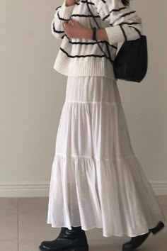 Maxi Dress Skirt Outfit, Style White Long Skirt, Fall Outfits White Skirt, Long White Skirt Fall Outfit, White Skirt Autumn Outfit, Fall Outfit Long Skirt, Fits With Long Skirts, Long Skirt And Cardigan Outfit, Off White Skirt Outfit