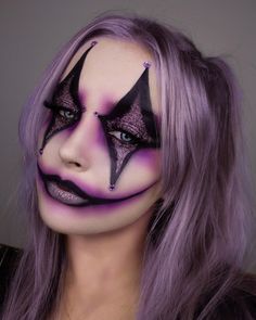 Halloween Female Makeup Ideas, Clown White Makeup, Female Clown Makeup Scary, Cool Face Paint Ideas For Women, Purple Clown Costume, Women’s Clown Makeup, Clown Makeup Purple, Creepy Clown Costume Women, Easy Scary Clown Makeup