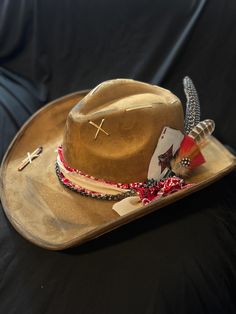 Boho handmade western hat! Including bandana, ribbon, chain, feathers, ace card, fire matches! Diy Cowgirl Hat Ideas, Cowgirl Hat Ideas, Diy Cowgirl Hat, Hat Band Ideas, Western Pics, Cowgirl Hats Western, Hats Western, Ace Card, Band Ideas