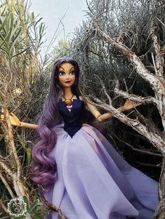 We are pleased to present our version of the iconic dress of Vanessa / Ursula the witch of the sea! The dress consists of: -Victorian crinoline -16 tulle skirts with 3 different shades of purple (one of which with tulle lace) -a soft and wide skirt in wisteria-colored chiffon with a floating look - a midnight blue crêpe bustier and a soft and smooth electric blue cloak. Vanessa Ursula, Victorian Crinoline, Vanessa Little Mermaid, Blue Cloak, Little Mermaid Live Action, Princess Dance, Wide Skirt, Led Curtain, Tulle Skirts