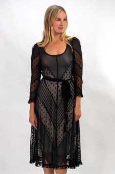 Impresionante vestido transparente de inspiración vintage.

 Confeccionados con varias telas.

 Construcción de calidad tradicional

 Cinturón con borlas y ribete de volantes.




 Dale estilo



 Para cualquier ocasión que quieras impresionar

 Úselo sobre ropa interior negra.

 Úselo con una combinación para una apariencia más modesta. Bohemian Fitted Dress With Sheer Sleeves, Fitted Bohemian Dress With Sheer Sleeves, Bohemian Party Dress With Sheer Sleeves, Vintage Dresses With Ruffles For Gala, Bohemian Fitted Lace Party Dress, Bohemian Fitted Lace Dress For Party, Bohemian Party Dress With Lace Patchwork, Vintage Fitted Dress With Fringe, Fitted Vintage Dresses With Fringe