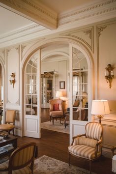 Charming French Country house living room with elegant decor and warm farmhouse vibes. Country Decorating Ideas, Kitchen Entrance, French Country Home, French Country Living Room, Country Decorating