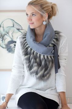 chica sentada con bufanda azul cielo Diy Scarf, Scarf Neck, Fur Fabrics, Scarf Jewelry, Scarf Styles, Moda Casual, Diy Fashion, Diy Clothes