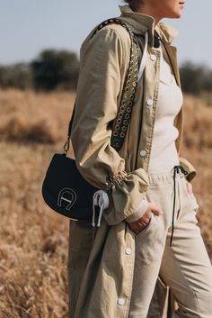 Aigner-Pina-Bag-khaki-mit-schulterriemen-fashiioncarpet-nina-schwichtenberg Layering Outfits, My Travel, Mountain Backpack, Bradley Mountain