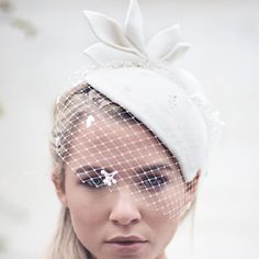 INTERVIEW: MAGGIE MOWBRAY | INTERVIEW: MAGGIE MOWBRAY | Maggie Mowbray sure knows how to turn heads with her timelessly glamorous pieces. #millinery #hatacademy Diy Sy, Vintage Style Hat, Birdcages