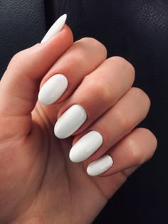 Round White Nails Acrylic, Short White Acrylic Nails Oval, Cute Gel Nails White, White Oval Nails Short, Oval Nails Designs White, White Oval Nails Acrylic, Short White Round Nails, Solid White Almond Nails, Rounded White Nails