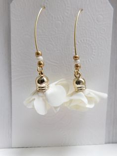 "These are a fun, stylish ivory flower tassel with ivory and gold accent beaded earrings that can be casual or dressy.  One-inch floral tassel on gold finish marquis ear wire with decorative beads.  Measurement from top of ear wire to bottom of tassel is 2 ¾\"	in stock	14.00 USD	"	4.64 USD	Jewelry > Earrings > Dangle & Drop Earrings
"	active_seller_no_sale	false	https://www.etsy.com/listing/1526034398/mocha-flower-tassel-earring	adult	etsy://listing/1526034398?ref=applinks_android	MyJoyInTheMaki Bridesmaid Pearl Earrings, Tassel Earring, Ivory Flower, Decorative Beads, Long Tassel Earrings, Ivory Flowers, Fort Wayne, Gold Accent, Shell Earrings