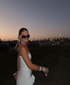 🎶🎡🎸🎫 ellie thumann coachella outfit vibes inspiration music festival look aesthetic film digital camera jewelry hair makeup influencer revolve festival Ellie Thumann Aesthetic, Festival Girl Aesthetic, Coachella Picture Ideas, Ellie Thumann Coachella, Music Festival Picture Ideas, Coachella Outfit Aesthetic, Coachella Sunglasses, Coachella Photos