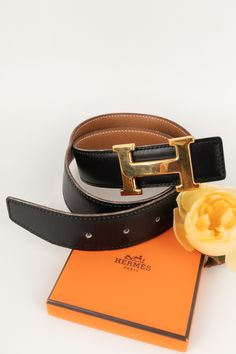 HERMÈS - (Made in France) Ceinture en cuir noir et boucle en métal doré. Taille indiquée 72. Condition : Bon état Dimensions : Longueur : de 71 cm à 76 cm Saint Laurent Clothes, Designer Bags Louis Vuitton, Timeless Brand, Hermes Birkin 25, Burberry Sunglasses, Birkin 25, Brooch Necklace