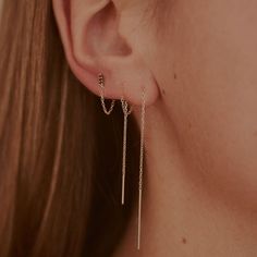 Boucle d'oreille chaîne forçat en or éthique recyclé 18 carats (750 millièmes) à enfiler. Vendue à l'unité. Longueur : 13.00 cmPoids de l’or : 0,55 g Plusieurs Boucles d'Oreilles Alba Longue sont en stock en or jaune, en or blanc et en or rose. Elles peuvent être prêtes en 2h en Click & Collect, et livrées sous 48h. A porter avec : la Boucle d'Oreille Alba. ~section 2~ Référence : ALB.BO.2 Bijou réalisé par un atelier partenaire labellisé RJC (Responsible Jewellery Council). Constituée d’une longue chaîne et de deux tiges rigides de différentes longueurs, la boucle d’oreille Alba longue laissera place à votre imagination. Portée simplement, elle souligne le visage gracieusement. Si vous possédez plusieurs piercings, vous pourrez jouer à l’enrouler au gré de vos envies. Black Diamond Chain, Wedding Ring Necklaces, White Diamond Ring, Diamond Chain, Wedding Rings Unique, Sustainable Jewelry, Gold Wedding Rings, Recycled Gold, Mens Wedding Rings