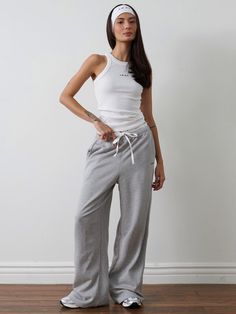 These are gray sweatpants with a white color scheme on half of the waist band, adding a feminine mood. The wide fit makes it comfortable to move around in, and the 100% cotton material makes it comfortable to wear. This is a great item to wear casually. - Practical with pockets- Size can be adjusted with waist string- Brand logo engraved*The actual color may differ depending on the device you are using. Relaxed Wide-leg Sweatpants For Everyday, Everyday Wide Leg Athleisure Joggers, Sporty Wide Leg Sweatpants, Sporty Wide Leg Sweatpants For Everyday, Sporty Wide-leg Everyday Sweatpants, Sporty Wide-leg Sweatpants For Everyday, Cotton Sporty Sweatpants, Gray Wide Leg Bottoms For Everyday, Wide Leg Cotton Joggers For Lounging