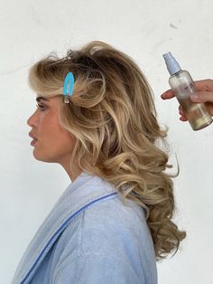 We are so excited to finally introduce you to our first ever Breezy Styling Mist! It provides your hair with weightless volume and hold while helping to shape it during styling, all without leaving it greasy, crusty, or dry. We love to use it before heat styling to create a bouncy blowout and achieve that extra volume and shape. It is also perfect for touch-ups in dry hair when wanting some more fullness or when doing heatless curls. Carefully formulated to nourish while it styles, it is enriche Matilda Djerf Hair, Bouncy Blowout, Blowout Hair Tutorial, Djerf Avenue, Matilda Djerf, Hair Mist, Heatless Curls, Blowout Hair, Voluminous Hair