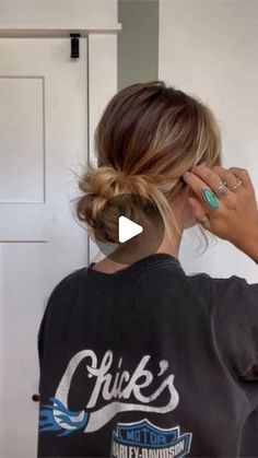 TORIE BLISS on Instagram: "One of my favvvv throwbacks !!! 😇 the knot bun!" Cycling Hairstyles, Knotted Messy Bun, Messy Bun Tutorial, Bridesmaid Hair Medium Length, Hoco Hair Ideas Ponytail, Beach Hairstyles For Long Hair, Bridesmaid Hair Makeup, Bun Tutorial