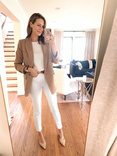 Camel Blazer Outfit, Beige Blazer Outfit, Blazer Outfits Women, White Pants Outfit, Blazer Outfits Casual, Look Office, Beige Outfit, Beige Blazer, Blazer Beige