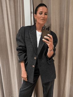 Monochrome Wardrobe, Green Outfit Ideas, Midnight Blue Dress, Androgynous Look, Houndstooth Fabric, Street Brands, Navy Coat