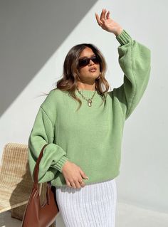 Oversized sweater 60% cotton 40% acrylic Elise is wearing a size XS/S Thick knit material Rounded neckline Relaxed sleeves Drop shoulder Unlined