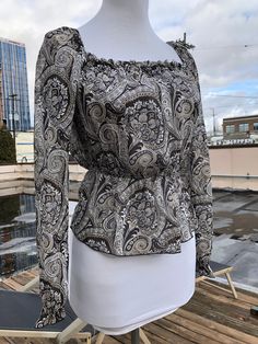 "90s sheer silk chiffon little boho top. 100% sheer silk and unlined. Great condition; no flaws. Tag size XS. The limited. Fits true to size. Mannequin has 34\" bust. approx Shoulders:12\"-14\" approx sleeve:22\"-23\" pit to pit:16\"-16-5\" length:20\" Waist:22\"-26\"" Bohemian Fitted Blouse With Square Neck, Fitted Bohemian Blouse With Square Neck, Bohemian Square Neck Fitted Blouse, Italy Fashion, Boho Top, Peasant Blouse, Japanese Kimono, Retro Floral, Peach Pink