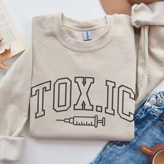 Show off your love for botox and aesthetics with this cute trendy minimalist botox dealer crewneck sweatshirt. Makes a great nurse injector gift, botox gift, aesthetic nurse gift, aesthetician gift, esthetician gift, dermatologist gift. Don't see a color or style you like? Feel free to contact us, we are open to requests! *If you would like an oversized look, we suggest sizing up a few sizes. *Check the size chart to find the right fit for you. All sizes are UNISEX. DETAILS: * Crewneck pullover Medical Spa Quotes, Botox Shirts, Botox Anatomy, Injector Quotes, Injector Room, Nurse Injector Aesthetic, Botox Aesthetic, Aesthetic Nurse Injector, Aesthetic Nursing