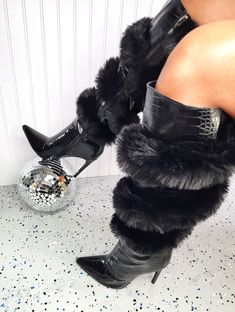 Fur Heel Boots Outfit, Fur Boot Heels, Fur Boots Black, Black Fur Boots, Crocodile Boots, Boots Steve Madden, Luxury Boots, Fur Heels, Madden Boots