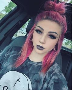 Raspberry Hair, Scene Girl, Hair Color Pastel, Grunge Look, Scene Hair, Grunge Makeup, Punk Outfits, Rainbow Hair