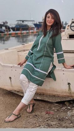 Pakistani Short Kurta With Pants, Cotton Kurti Designs Summer, Pakistani Pattern, Style Outfits Summer, Dress Design Ideas, Summer Vibes Aesthetic, Essential Tops, Simple Kurta Designs, Trendy Shirt Designs