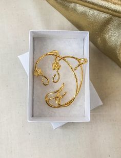 Formal Gold Plated Ear Cuff, Gold Plated Ear Cuff For Formal Occasions, Gold-plated Ear Cuff With Matching Earrings, Formal Gold-plated Ear Cuff, Gold Plated Single Earring As Gift For Her, Gold Single Ear Cuff, Gold Metal Ear Cuff For Wedding, Elegant Gold Brass Ear Cuff, Elegant Gold Plated Ear Cuff Gift