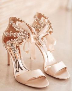 a pair of high heeled shoes with bows on them