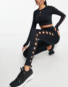 Black Stretch Crop Top With Cutout, Black Stretch Crop Top With Hollow Details, Trendy Black Seamless Crop Top, Trendy Black Hollow Out Crop Top, Trendy Black Crop Top For Yoga, Black Breathable High Stretch Crop Top, Black High Stretch Breathable Crop Top, Seamless Crop Top, Cut Outs