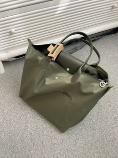 #longchamplepliage #longchamp #green Green Longchamp Bag Outfit, Longchamp Style, Longchamp Le Pliage Green