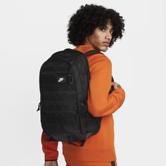 Meet the backpack made for the person who needs to carry it all. Whether it's on a sunny day hike or hiking around campus, you have plenty of space to stay organized while also staying comfortable. Multiple zippered pockets complement the spacious main compartment, and both the back and straps are padded for long days on your feet. Mochila Nike, Nike Bags, Nike Tanjun, Training Bags, Nike Classic, Gym Training, Black White Fashion, Sportswear Women, Stay Organized