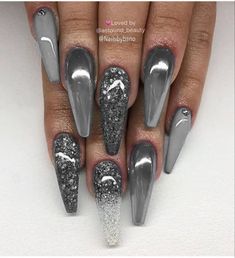 Grey Fingernails, Grey Black And Silver Nails, Grey Nail Ideas, Dark Grey Nail Ideas, Silver Nails Designs, Gray Nails With Design, Charcoal Grey Nails, Black Gray And Silver Nails, Gunmetal Grey Nails