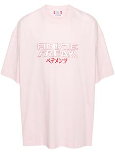 light pink cotton jersey texture crew neck drop shoulder short sleeves slogan print to the front straight hem When buying this unisex item, keep in mind that it is graded in standard men's sizing. Balenciaga Speed, Versace Outfit, Balenciaga Triple S, Custom Watch, Short Suit, Sweaters Knitwear, T Shirt Vest, Pink Cotton, Keep In Mind