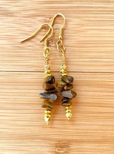 Gemstone Chips Jewelry, Jewel Bracelet, Chip Earrings, Natural Stone Earrings, Jewellery Sketches, Earring Hook, Diy Wire Jewelry, Earrings Inspiration, Crafts Jewelry