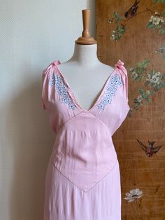 Glamorous dress from the 30s 1930s 40s 1940s in pink silk embroidered with stars or blue flowers, with a long plunging neckline adjusted by two ribbon bows on the shoulders for a Hollywood look. Dimensions: chest: up to 50cm size: up to 40cm length: 136cm Condition: In very good condition, slight marks of time on the fabric. Ghost Girls does not accept returns or exchanges. Please read item description and measurements carefully before purchase. Ghost Girls ship worldwide, please contact us if y Fabric Ghost, Glamorous Dress, Babydoll Nightgown, Vintage Retro Clothing, Hollywood Dress, Dress Babydoll, Glamorous Dresses, Retro Clothing, Silk Slip Dress