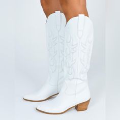 New Without Box - Never Worn Such Cut Cowgirl Boots Small Flaw On Left Boot Retail: $115 Size: 9 Country Music Outfits, Summer Country Concert Outfit, Female Packing List, Country Concert Outfits, Botas Western, Concert Outfit Summer, Wilde Westen, White Shoe, Embroidered Boots