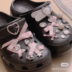 Xiao Hong Shu Crocs, Crocs With Ribbon, Xiaohongshu Crocs, Black Crocs Jibbitz Ideas, Coquette Crocs, Fancy Crocs, Photo Phone Case, Girly Shoes