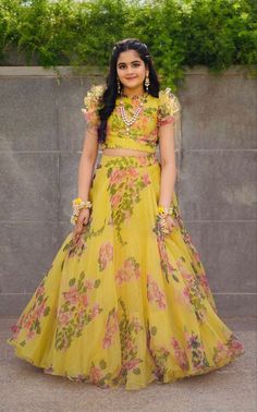 حفل توديع العزوبية, Crop Top Design, डिजाइनर कपड़े, Haldi Outfits, Lehenga Saree Design, Long Frock Designs, Simple Frocks