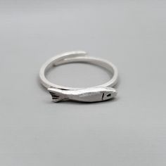 Simple, beautiful, small fish ring. Made of 925 sterling silver, with modern contemporary design and satin, matte finish. A wonderful ring that is perfect for all hours, stacked with other rings or worn solo. A very classy, elegant gift for your friend, girlfriend, mother, daughter, or wife. Great for everyday wear. ► DESCRIPTIONS and MEASUREMENTS: Hand-made from 925 sterling silver. It is stamped on the inside band of the ring with 925. Fish size: 1,7 x 0,3 cm This Ring is adjustable* but, i ca Simple Band Rings, Silver Rings Stack, Funny Rings, Jewellery Minimal, Fish Ring, Chunky Silver Rings, Friend Girlfriend, Small Fish, Simple Ring