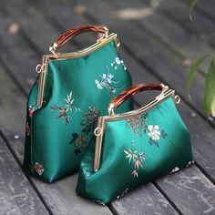 https://etsy.me/3dAn6wZ #green #handbags #purses #handbagsonsale #pursesale #designerhandbags #handbagsforwomen #clutches #weddingpurse Unique Purses And Handbags, Fancy Clutch Purse, Green Handbags, Diy Bags Purses, Fabric Handbags, Large Purse, Floral Purse